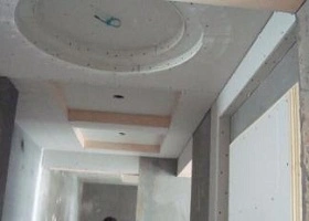 3、封层板顶时，注意灯具线路拖出顶面，依照罩面板上弹线定出筒灯位置，拖出线头