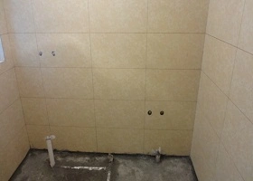 4、墙地砖铺贴前应放水平标志线定位，施工过程中墙砖应挂垂线，地砖应拉井字线