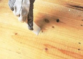 5、视木纹深浅而定，腻子以刮得薄为好，刮腻子时应用力刮入木缝内，腻子干燥后用砂纸打磨彻底