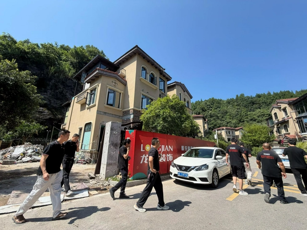 龙剑装饰巡检工地10