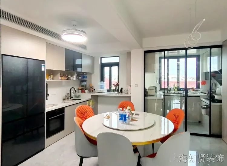 现代简约客厅装修案例图