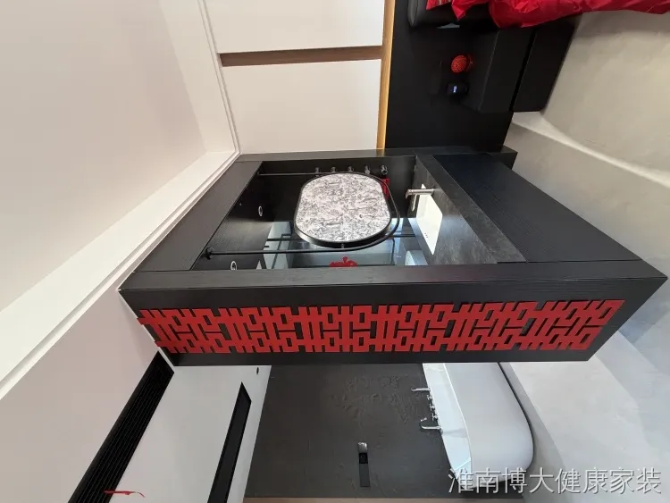 原木风玄关柜装修案例图