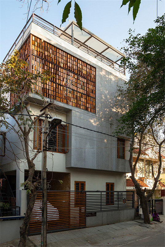 【庭院装修】印度独立住宅，格栅木板打造算盘幕墙