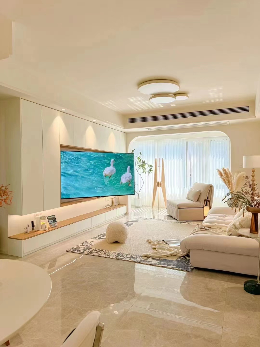 奶油风卧室装修案例图