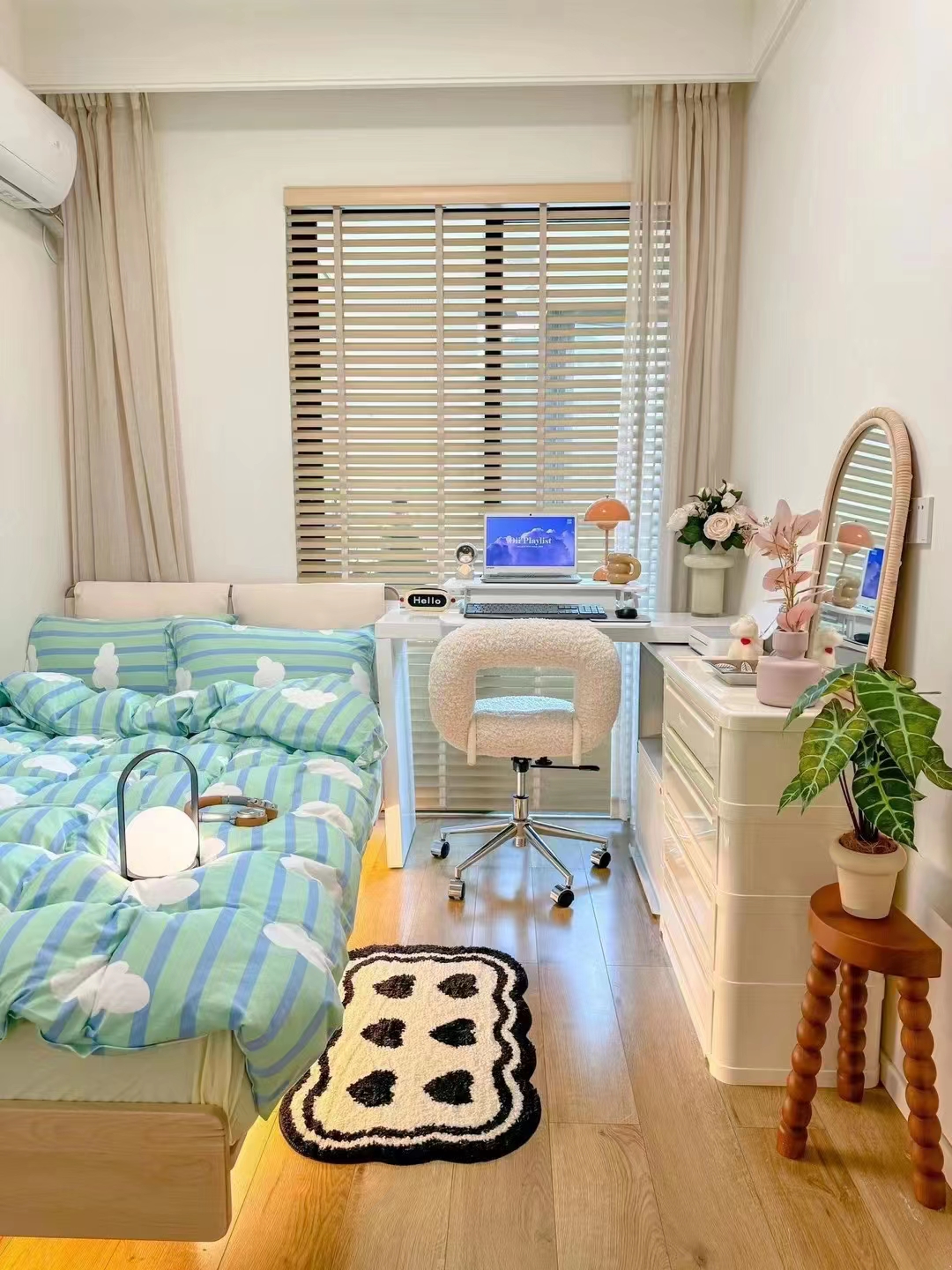 奶油风卧室装修案例图