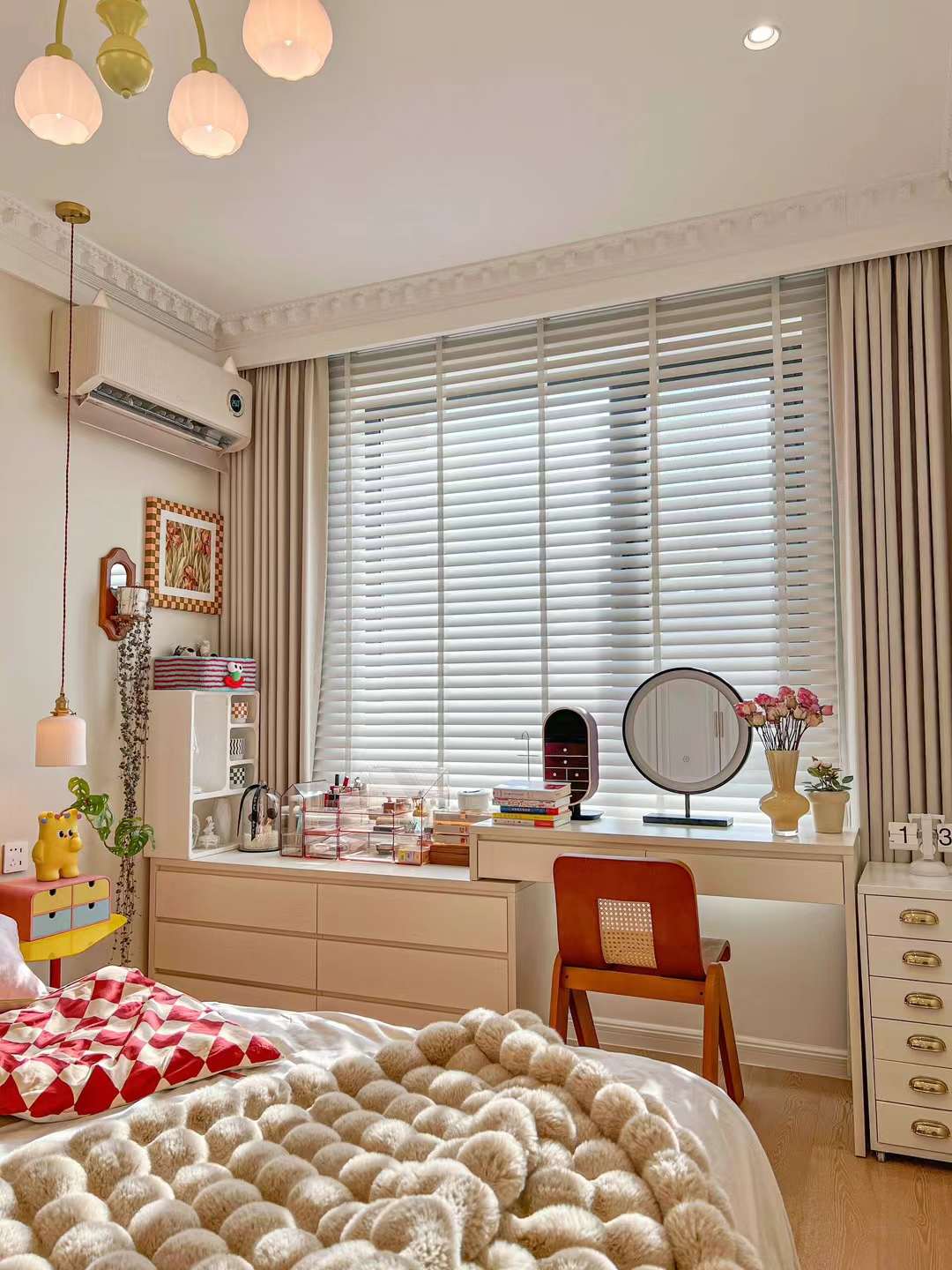 奶油风卧室装修案例图